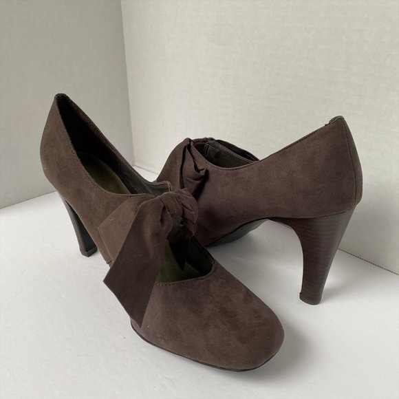 COPY - ANN MARINO BROWN SUEDE BOW HEELS IN SIZE 9 - Picture 5 of 7